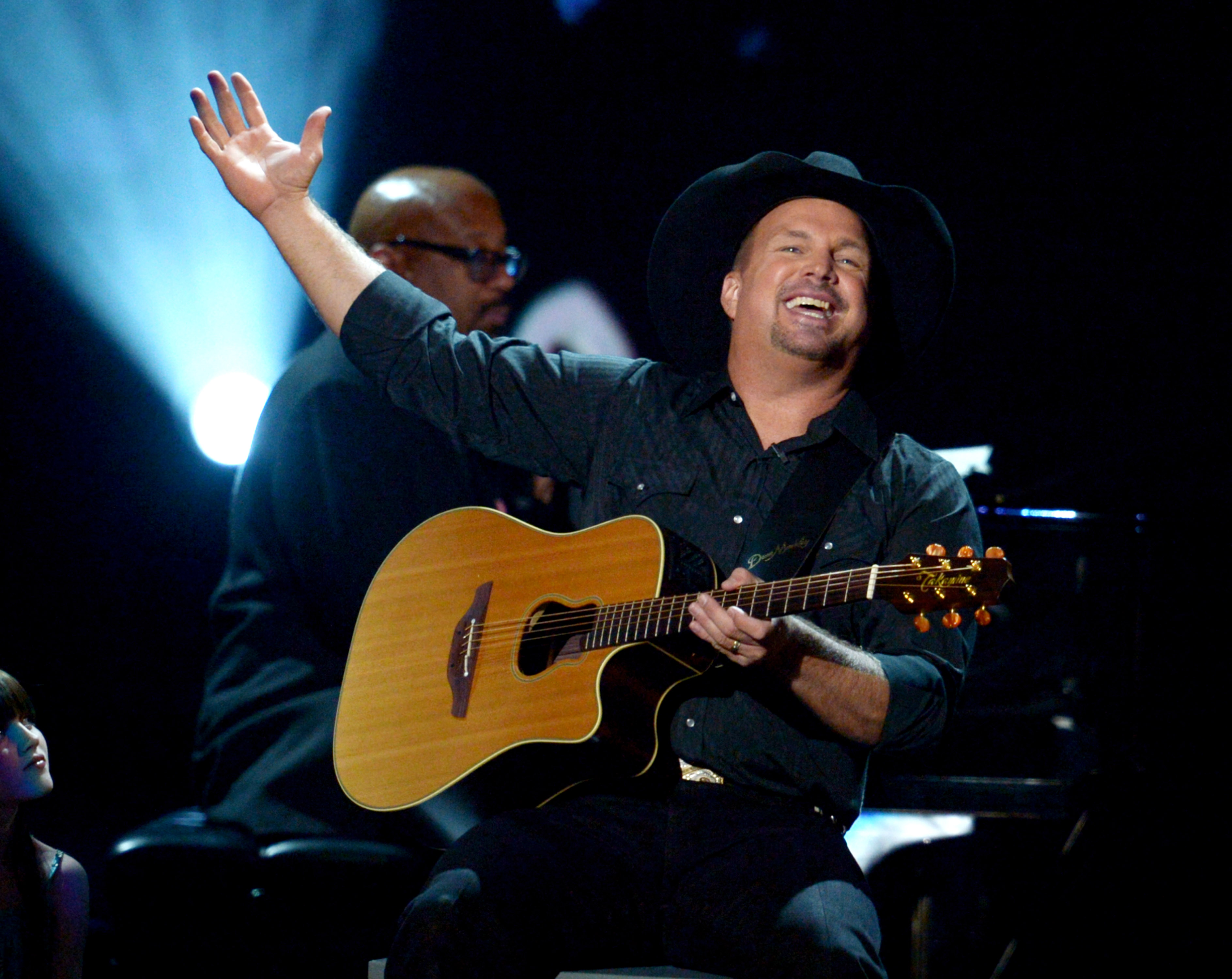 Garth Brooks Gifts His Guitar to a Fan With Cancer at Concert - Closer ...