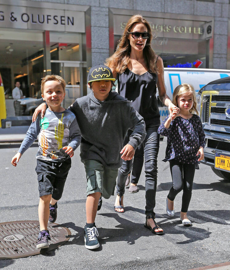 angelina jolie kids shopping 1