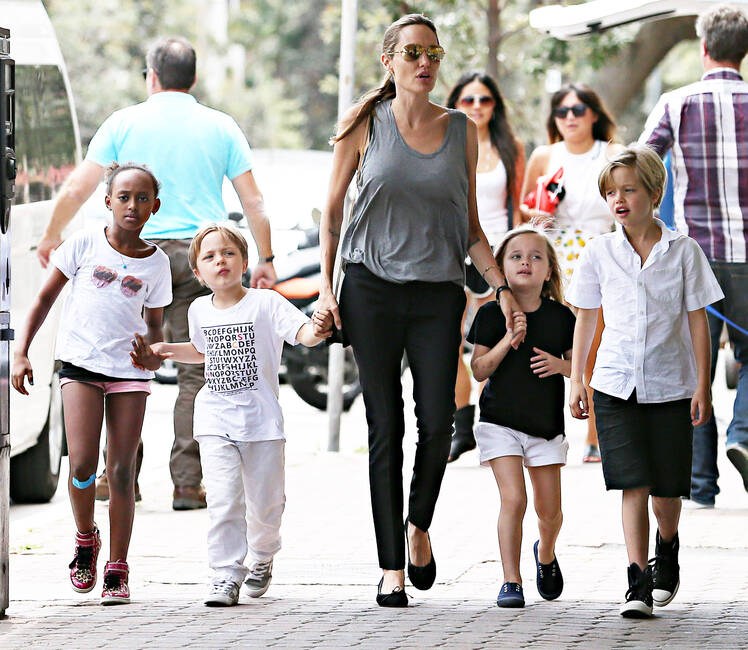 angelina jolie kids shopping 2