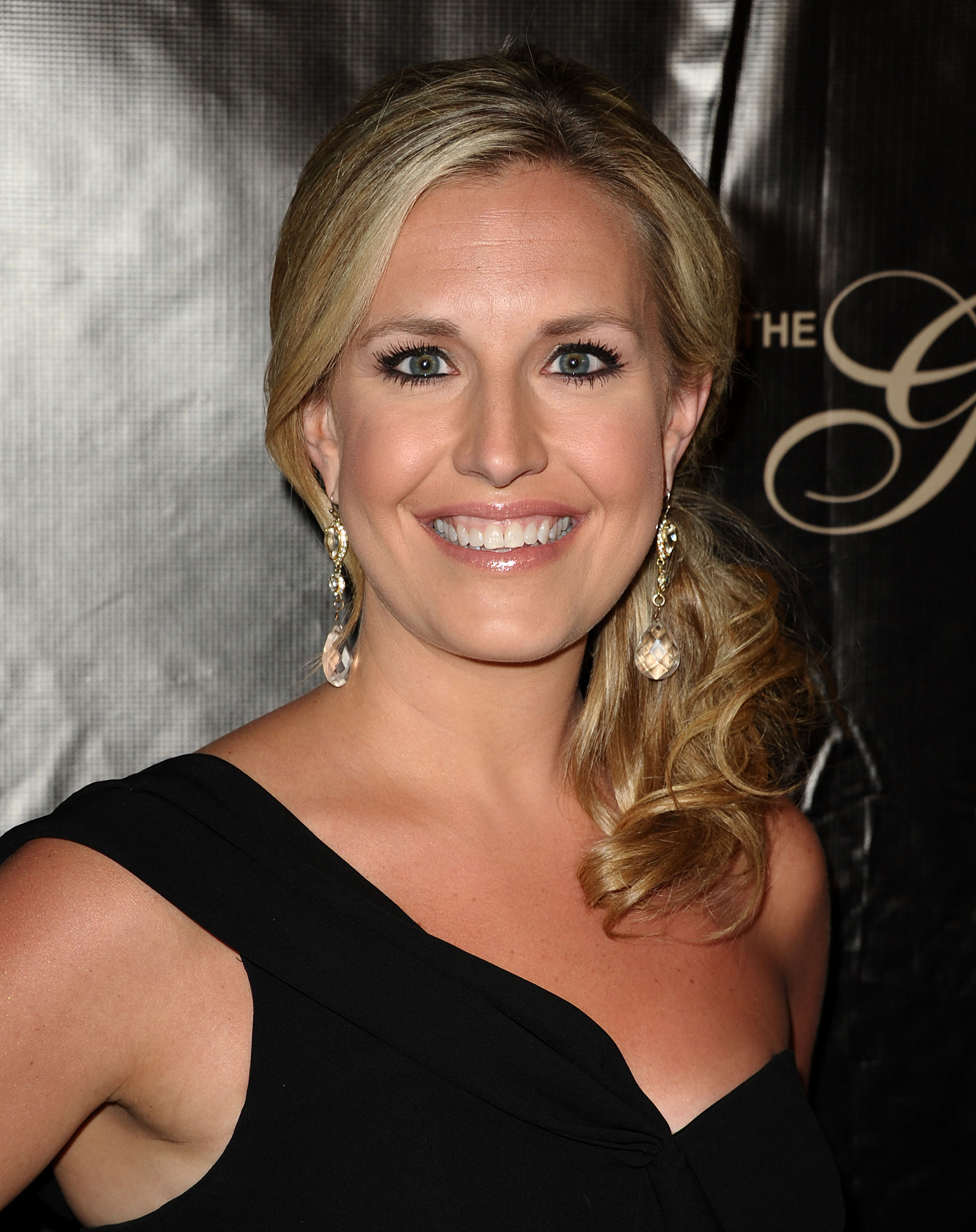 Pregnant Cnn Anchor Poppy Harlow Passes Out On Air Closer Weekly