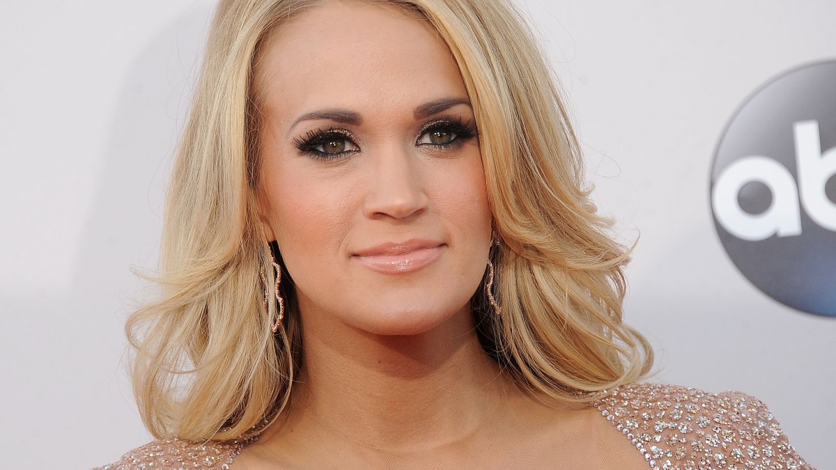 Carrie Underwood Talks Juggling Her Career Marriage And Motherhood Closer Weekly 8534