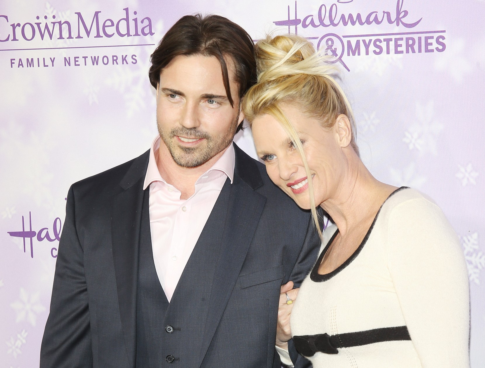 'Desperate Housewives' Star Nicollette Sheridan to Divorce Husband