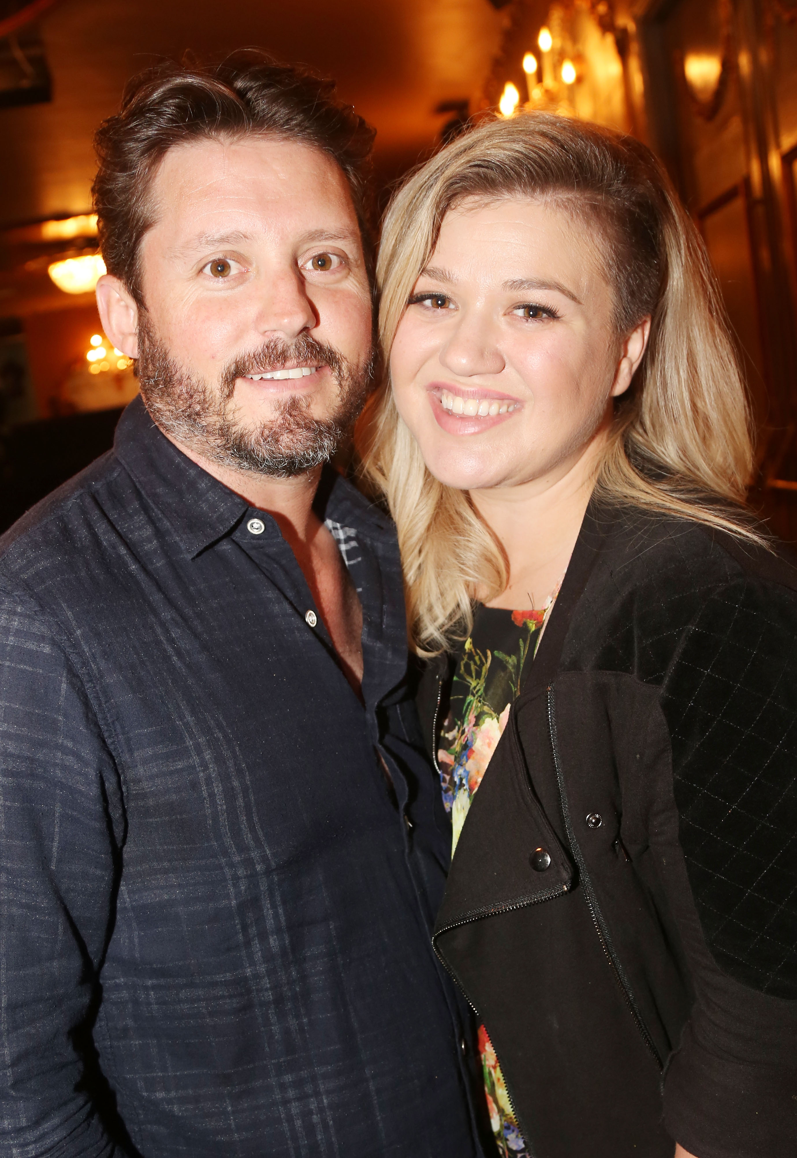 Kelly Clarkson S Husband Surprises Her Onstage For Performance Closer Weekly