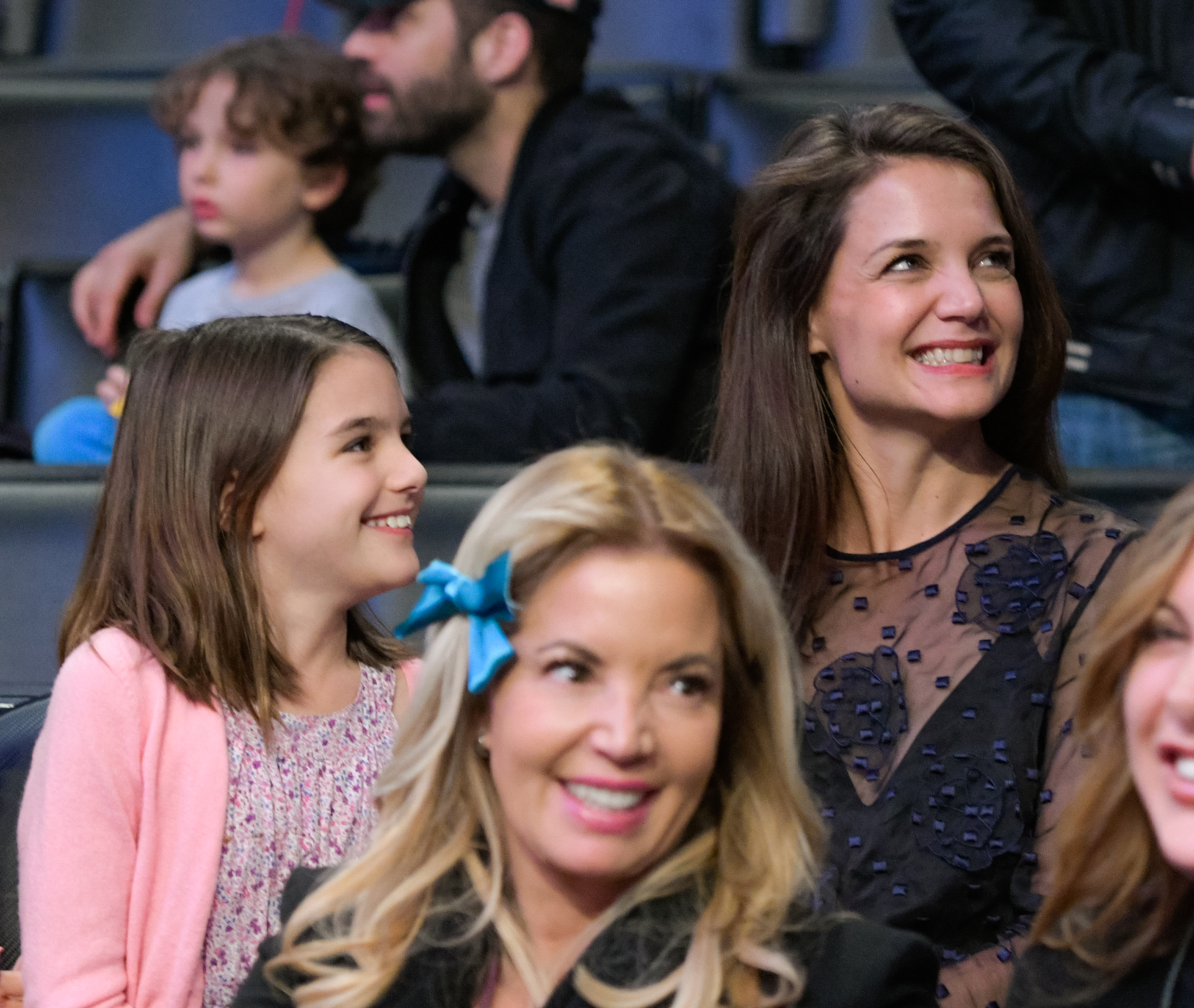 Katie Holmes And Suri Cruise Look Like Twins At Lakers Game Closer Weekly 