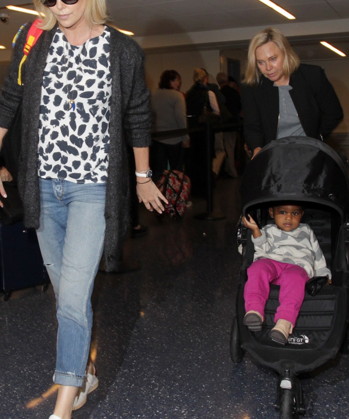 Charlize Theron Daughter August ?w=750&h=1200&crop=1&resize=1180%2C1416