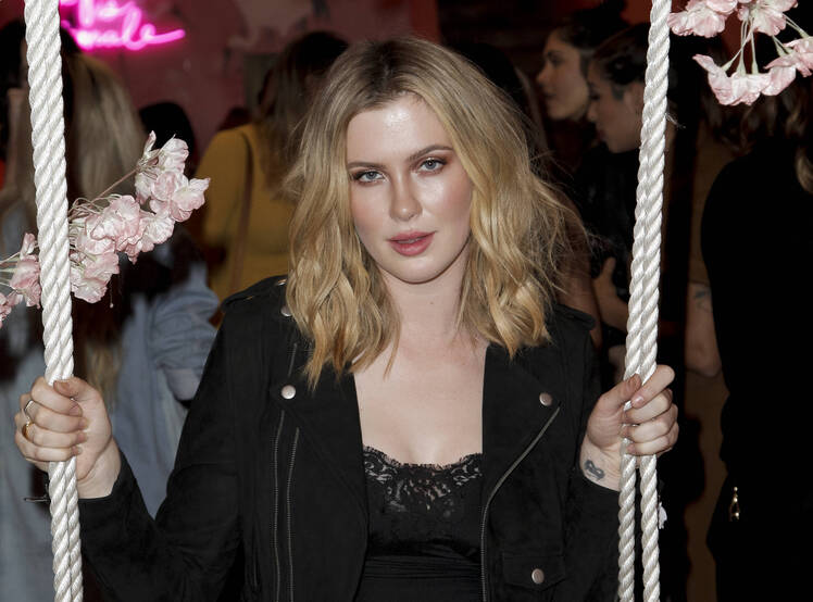 Ireland baldwin mom kim basinger 1