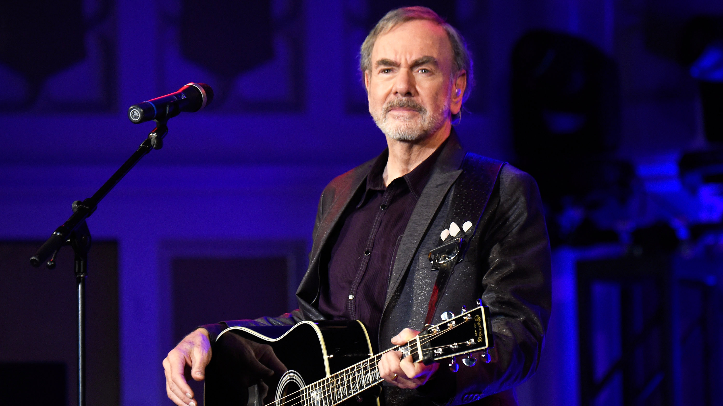 Neil Diamond Thanks Fans Donating Refunds to Parkinson's Research