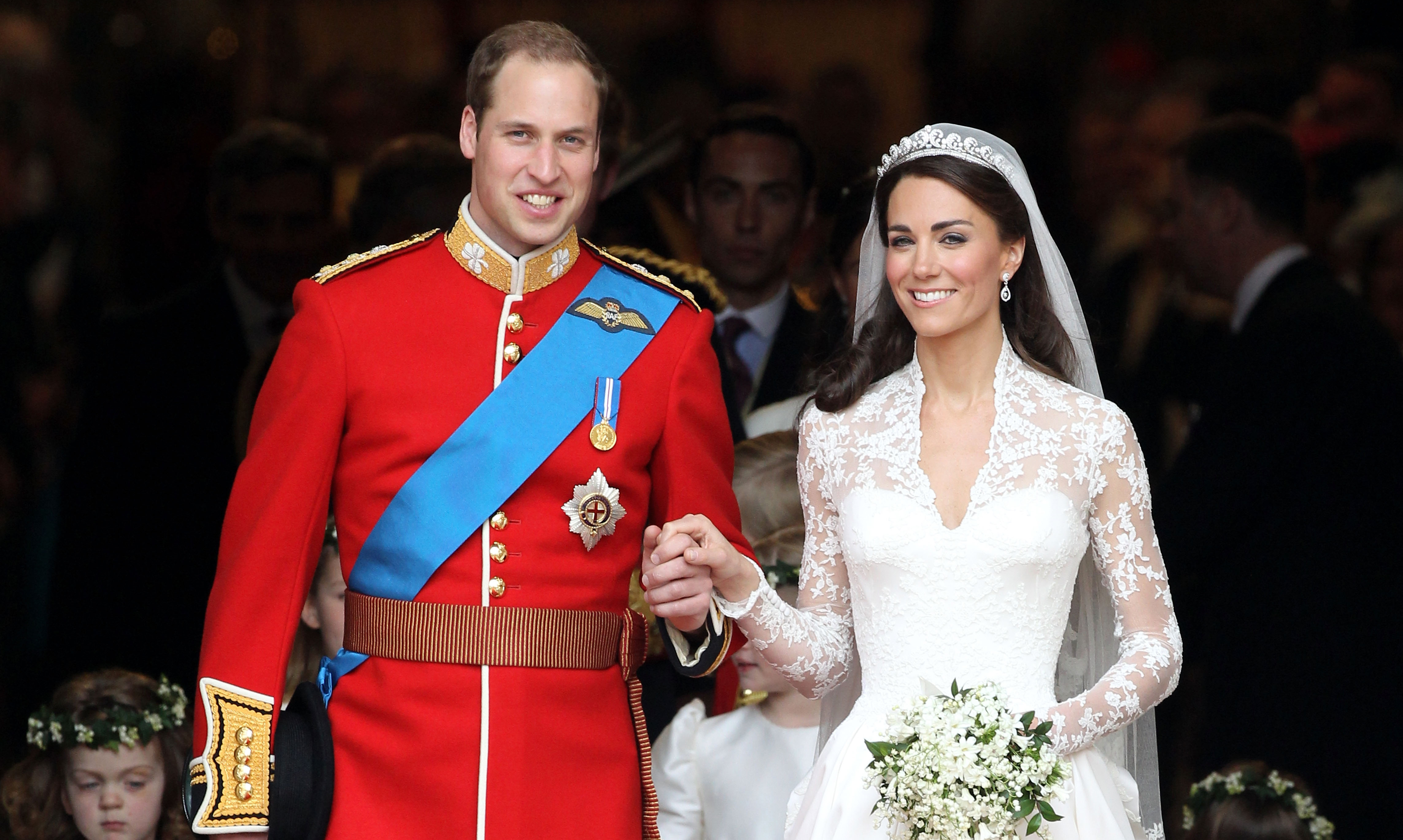 Kate Middleton Wedding Dress Replica H M Debuts An Affordable Lookalike Gown