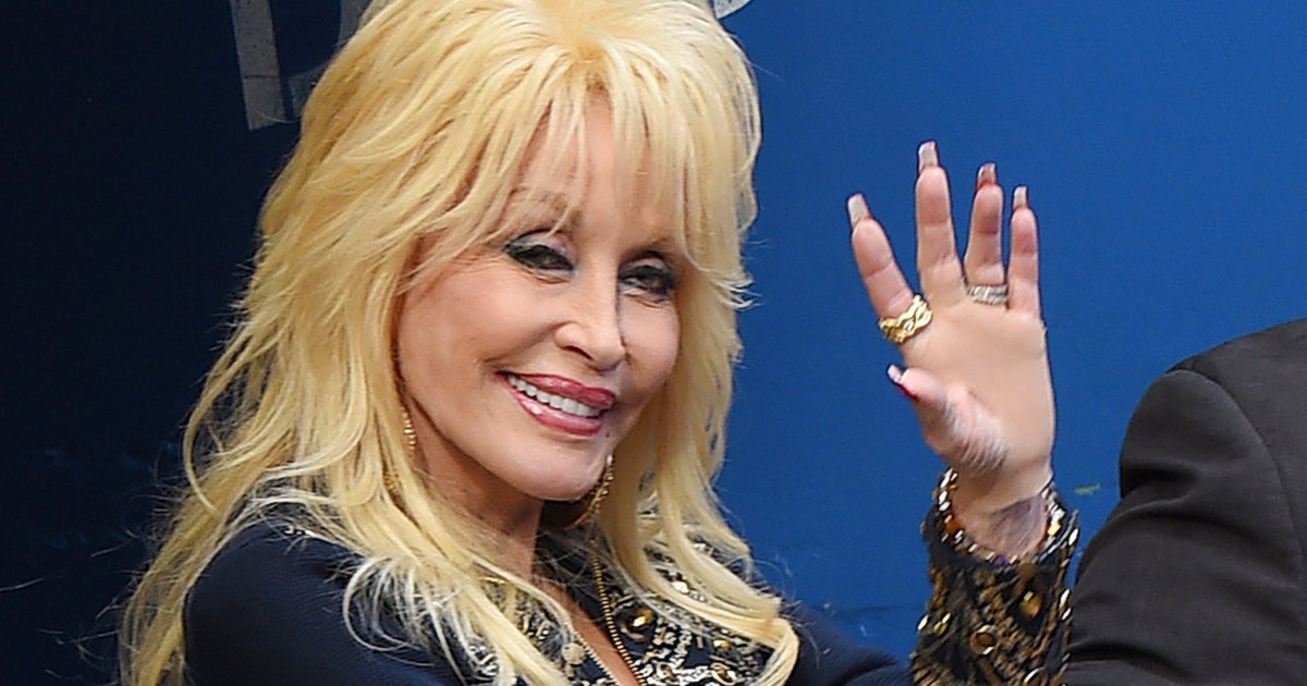 Dolly Parton Attends Senior Center Dedication Country Singer Makes Surprise Hometown Appearance