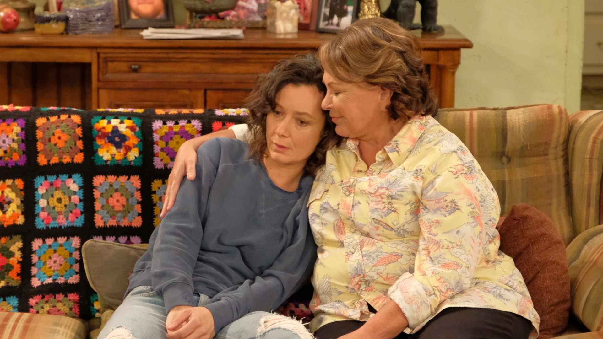 Roseanne Cancelled by ABC After Roseanne Barr's Racist Tweets