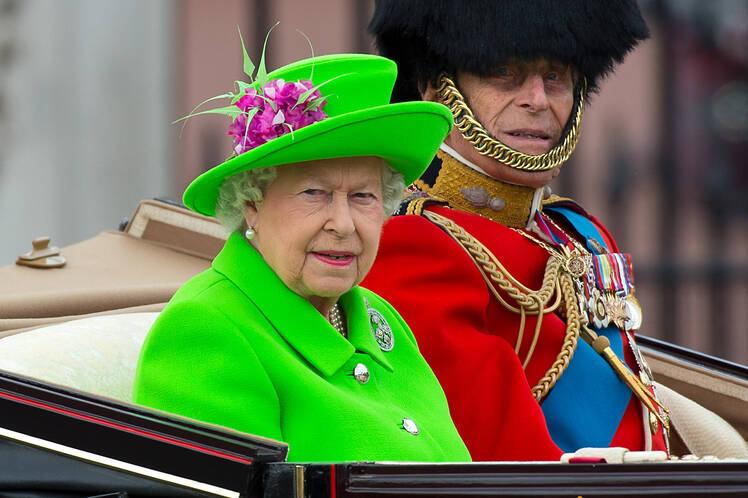 queen-elizabeth-trooping-the-colour