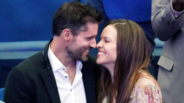 Hilary swank married