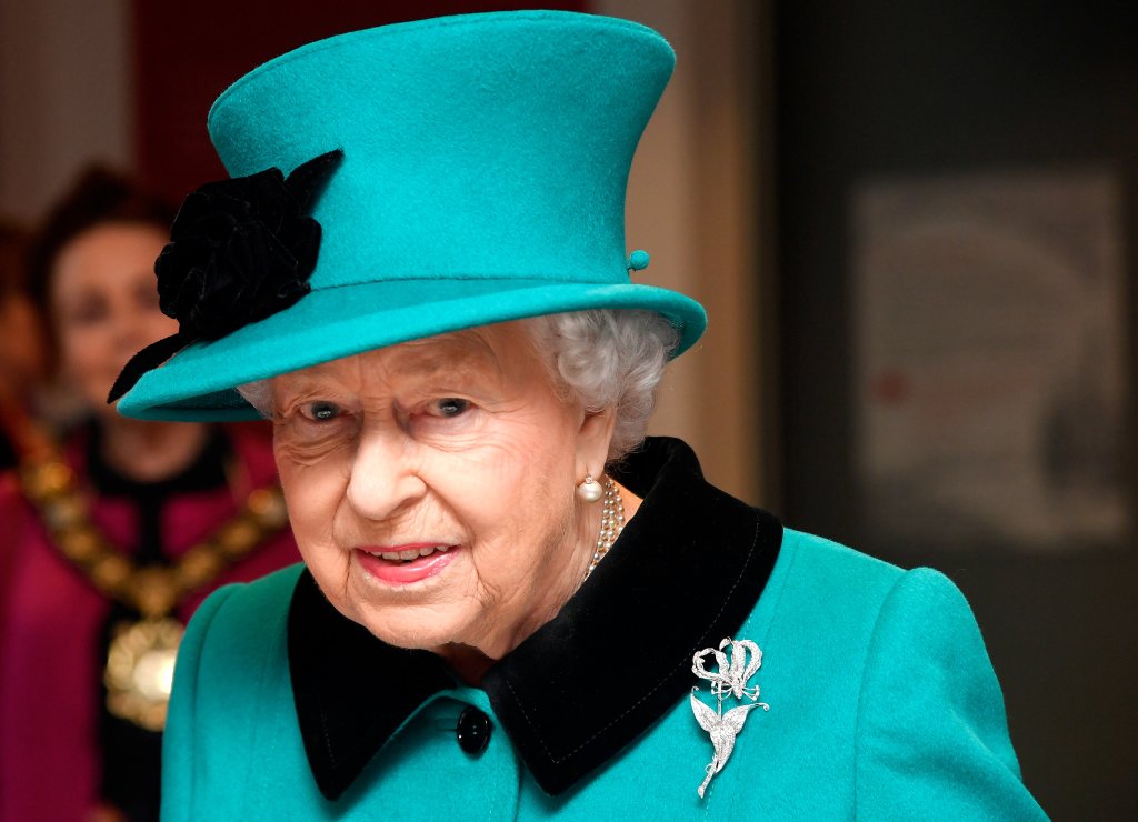 Queen Elizabeth Will Reportedly Wear Paper Crown At Christmas And Drink Gin