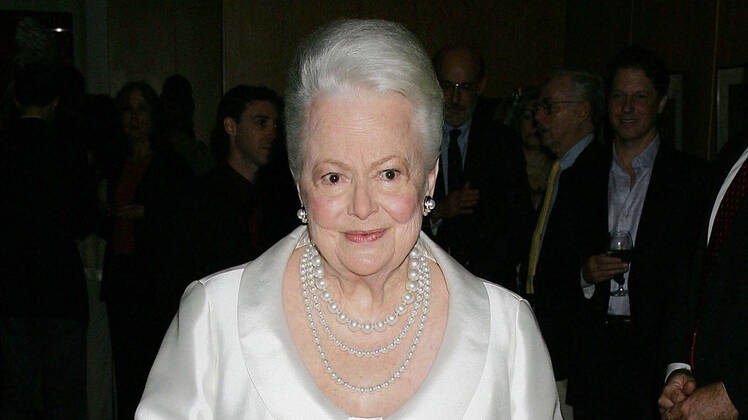 olivia-de-havilland-was-able-to-get-over-heartbreak-because-she-was-bold-author-says