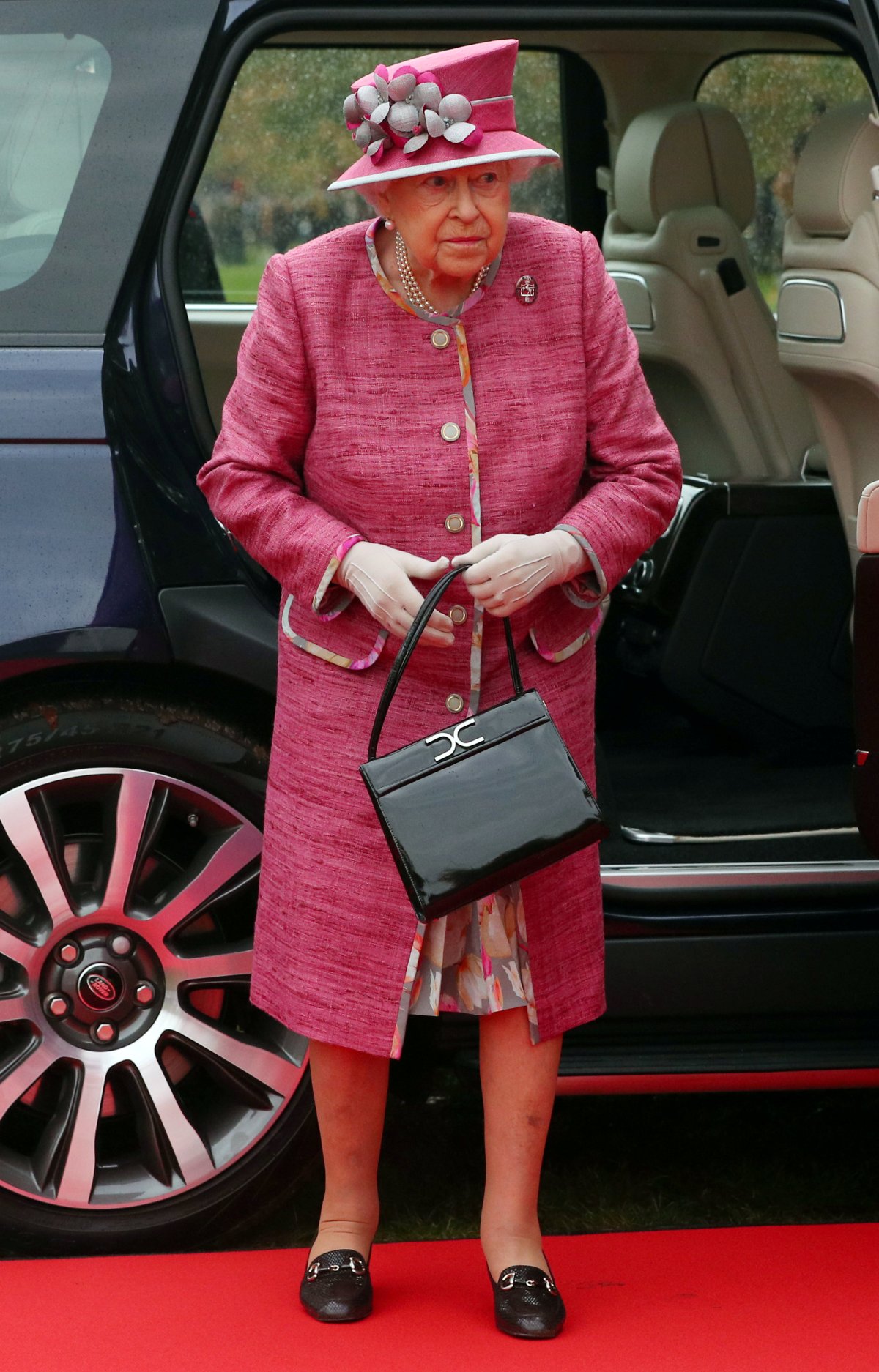 Queen Elizabeth Has Used The Same Handbag For Almost 50 Years