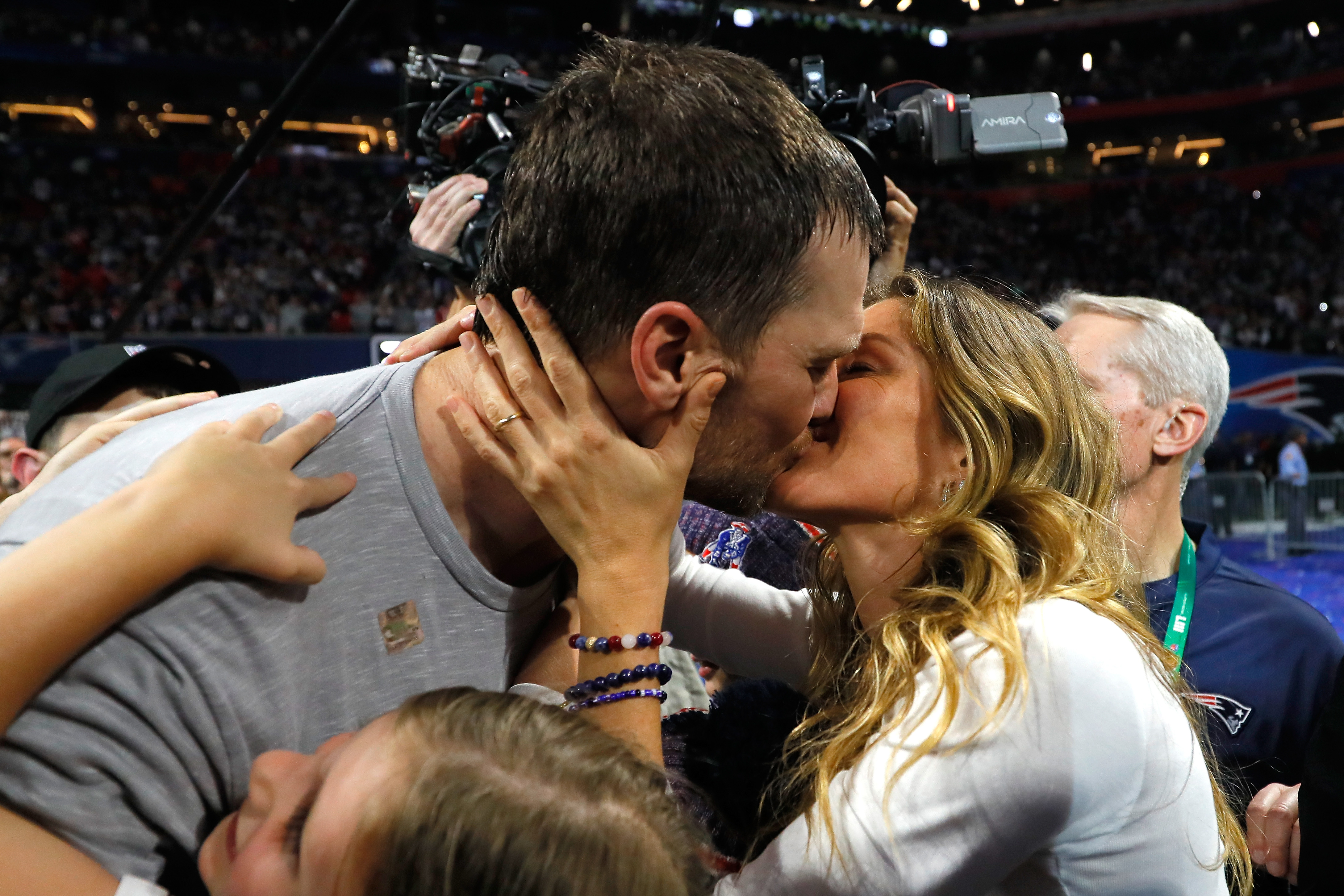 Tom Brady celebrates SIX Super Bowl championship rings then poses with  Gisele Bündchen