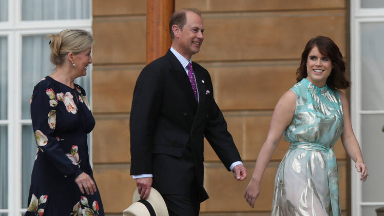 princess-eugenie-prince-edward-sophie-countess-of-wessex-gold-award-presentations-buckingham-palace6