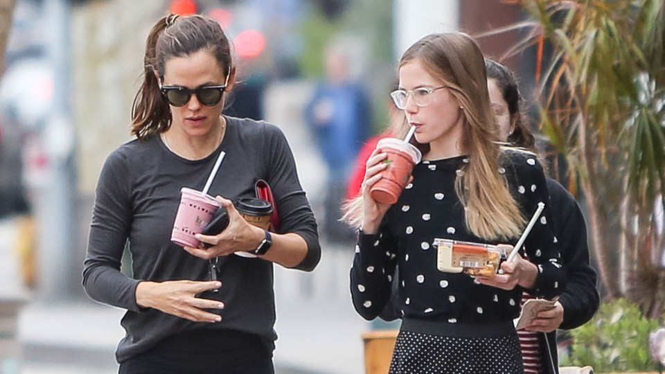 Jennifer Garner and Daughter Violet Grab Smoothies in L.A.: Photos