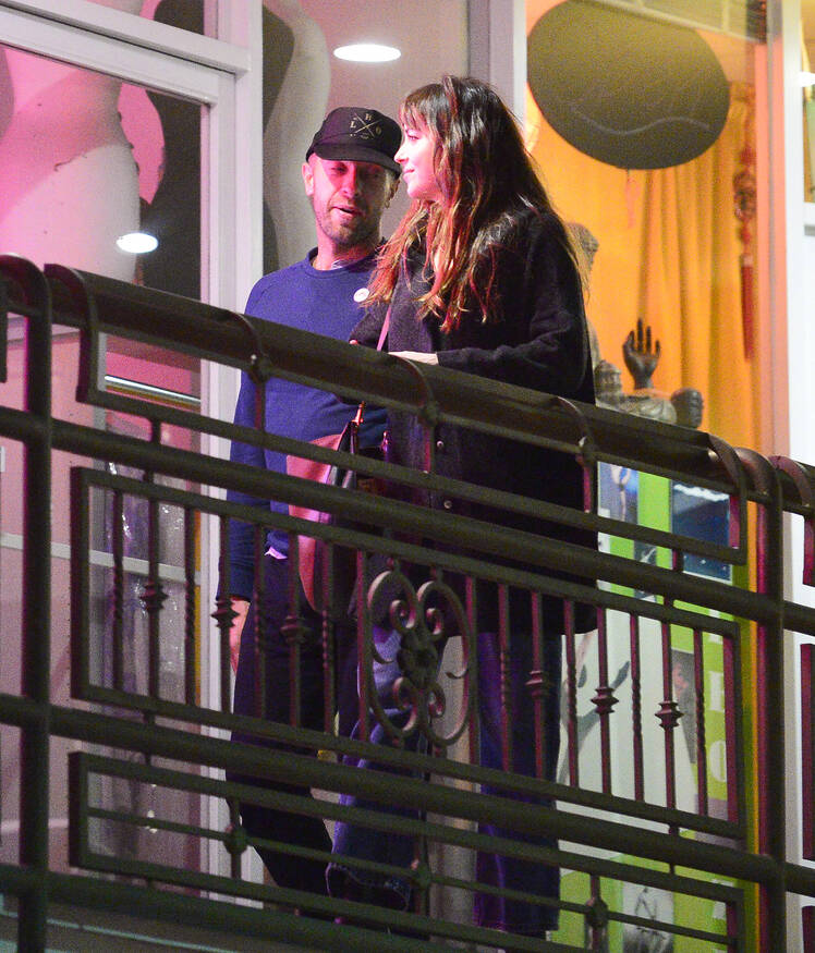dakota-johnson-chris-martin