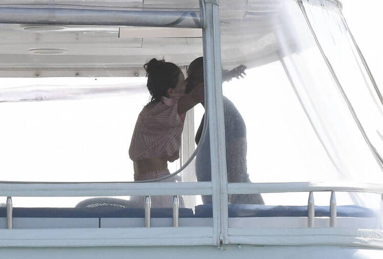 Katie Holmes and Jamie Foxx kiss