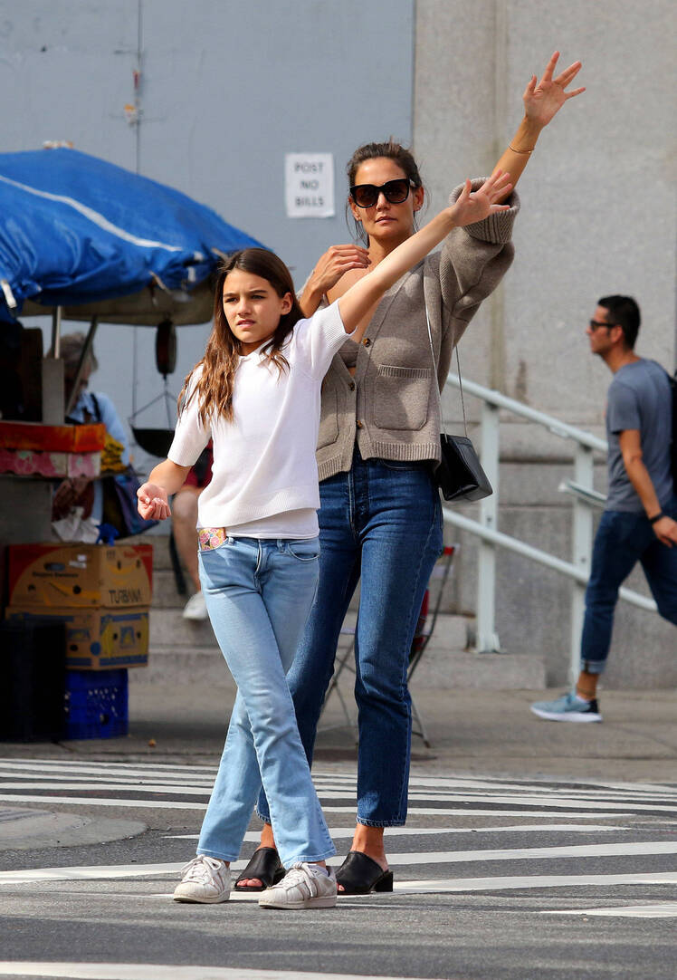 katie-holmes-shows-off-skin-while-hailing-nyc-cab-with-daughter-suri