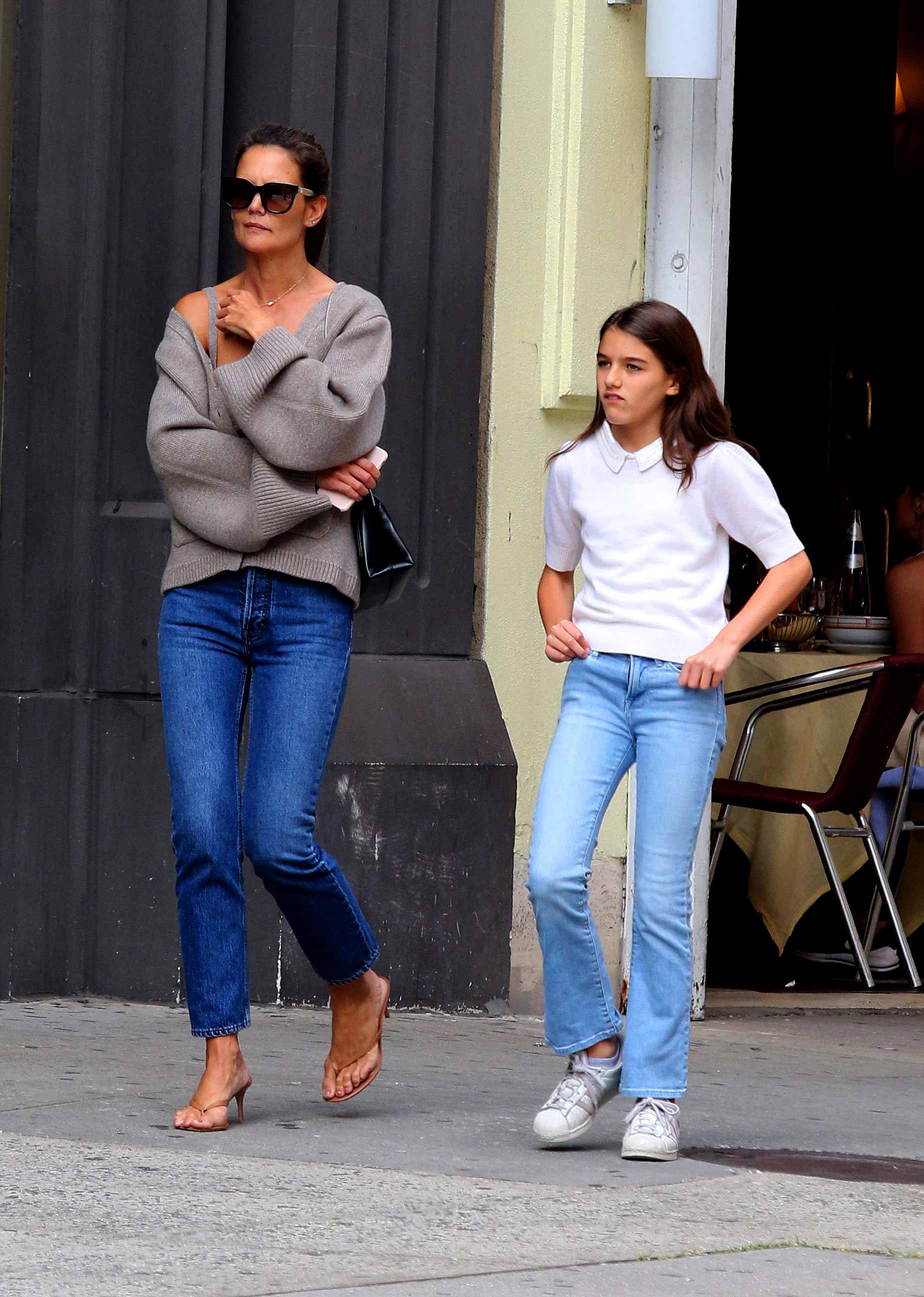 Katie Holmes and Daughter Suri Cruise Hail Cab in NYC: Photos | Closer ...