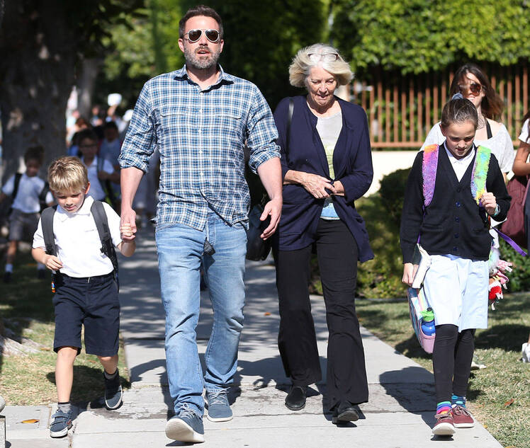 Ben Affleck picking up his children with his mother in Los Angeles
