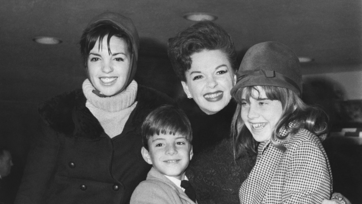 Dave Stewart's Kids: Meet The Music Icon's 4 Children – Hollywood Life