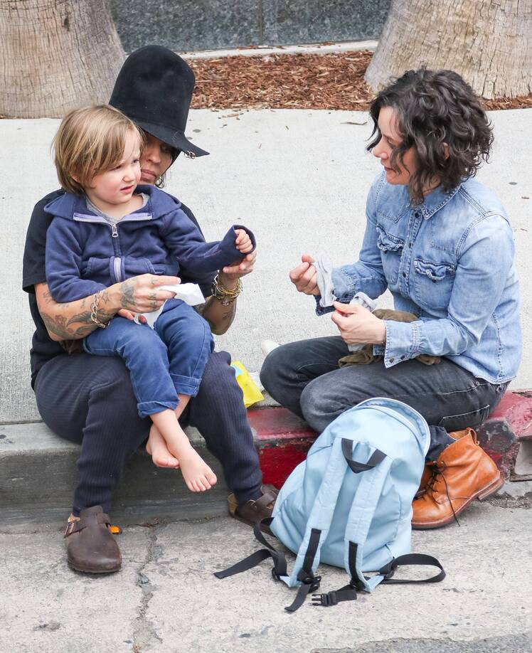 Linda Perry Sara Gilbert