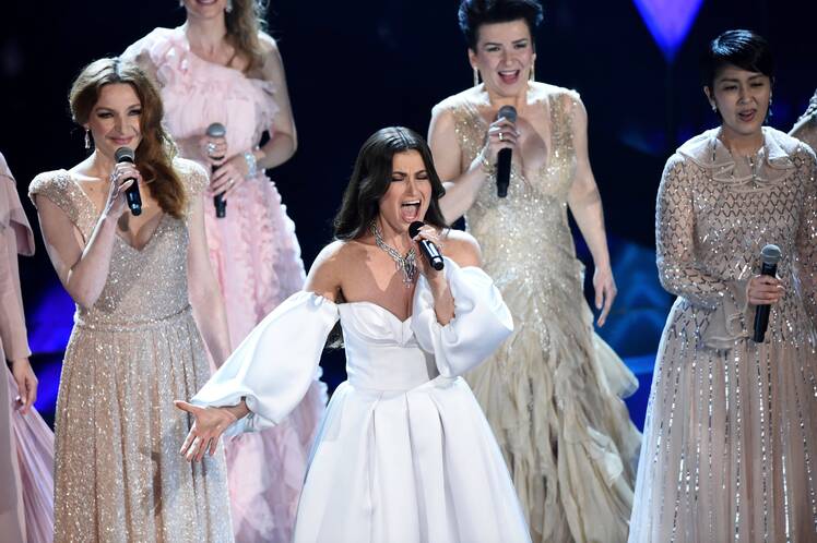 Idina Menzel Doing a 'Frozen' Performance at the 2020 Oscars