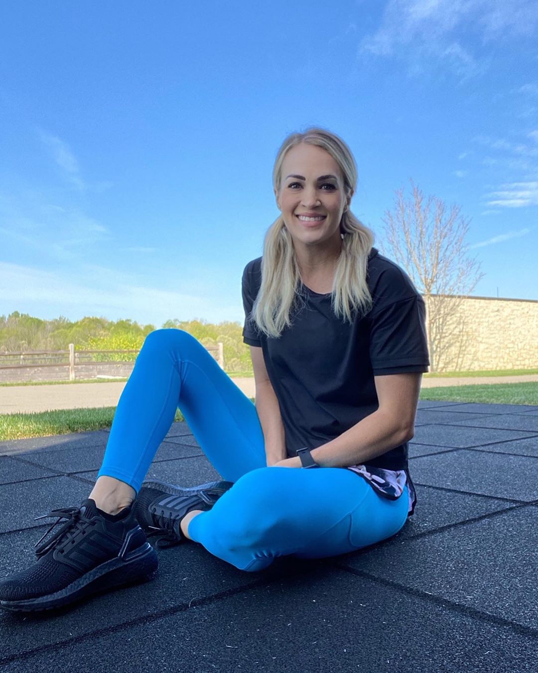 Carrie Underwood Is A Real Person: Wears Leggins & Helps Stray