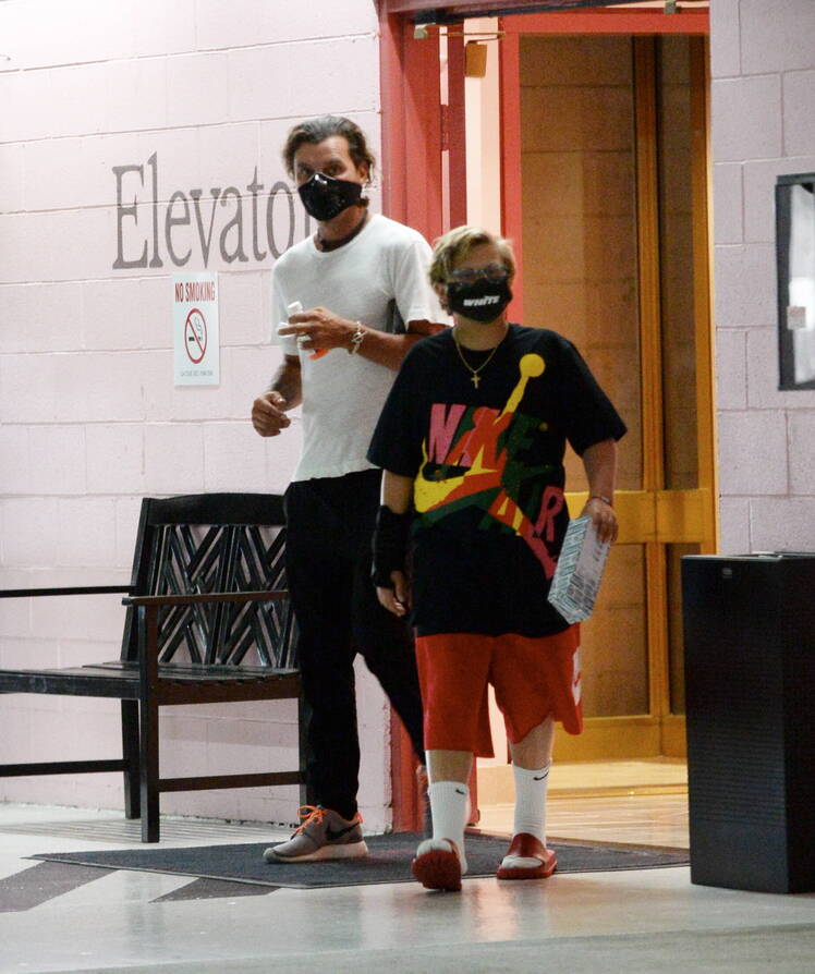 gavin-rossdale-and-son-zuma-spotted-wearing-face-masks-on-outing