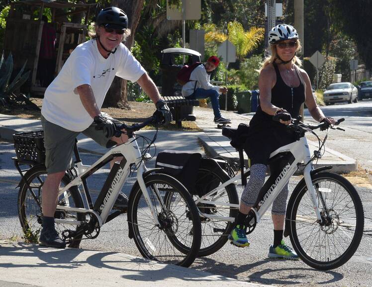 goldie-hawn-and-kurt-russell-enjoy-a-bike-ride-during-quarantine