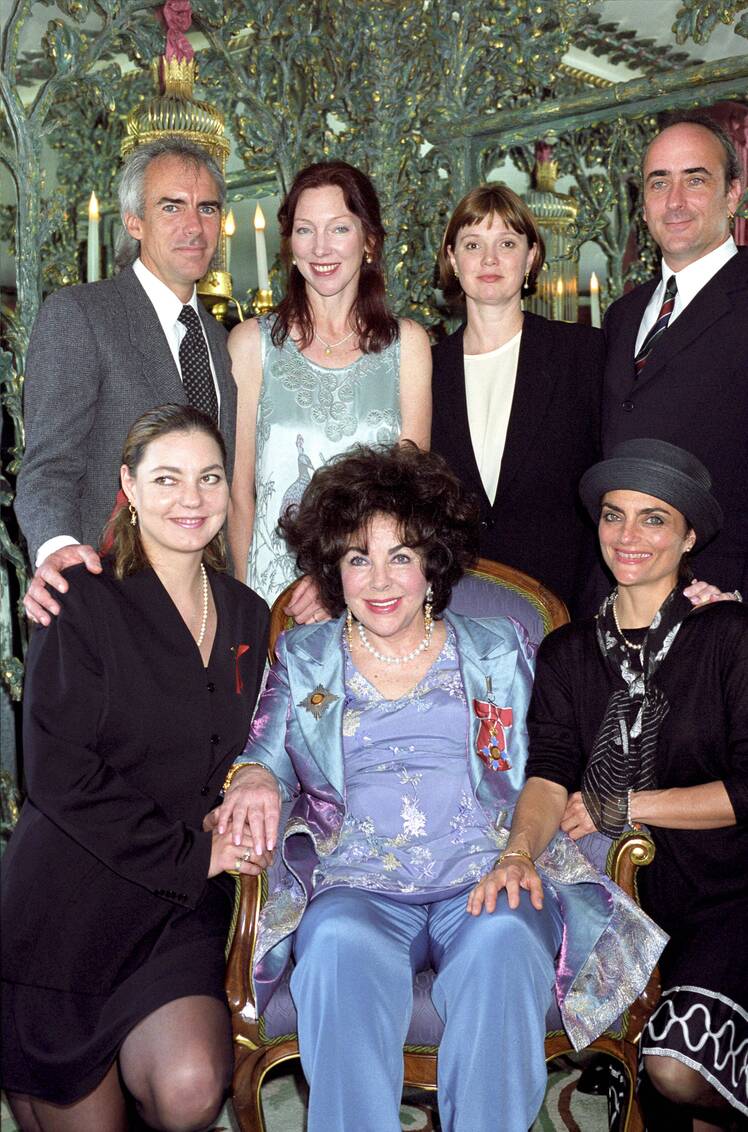 ELIZABETH TAYLOR AFTER BEING MADE DAME AT THE DORCHESTER HOTEL, LONDON, BRITAIN - MAY 2000
