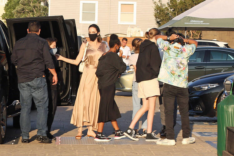 angelina-jolie-and-her-6-kids-go-to-dinner-in-los-angeles-photos