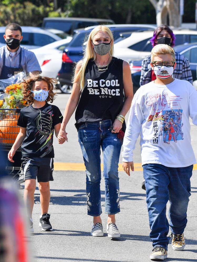 gwen-stefani-and-her-3-sons-buy-pumpkin-at-store-photos