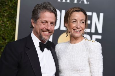 Hugh Grant bromea con que a su esposa Anna 