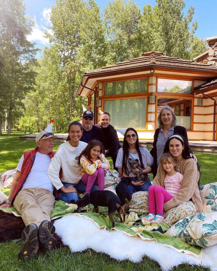 bruce-willis-photos-with-his-kids-blended-family-pictures