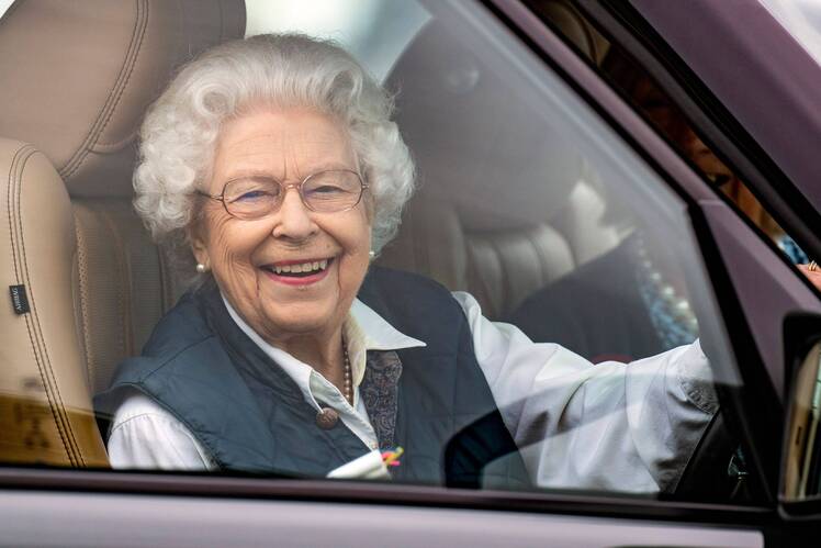 queen-elizabeth-is-dedicated-to-the-royal-family-after-70-years05