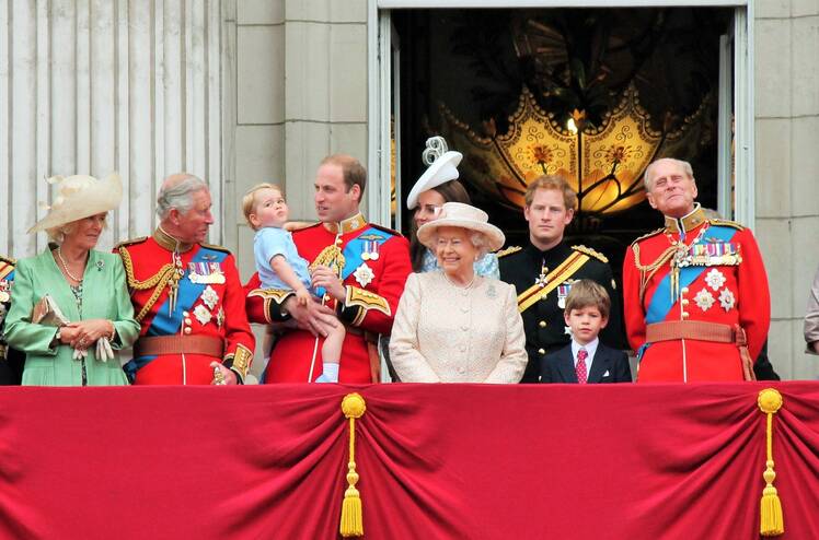queen-elizabeth-is-dedicated-to-the-royal-family-after-70-years05