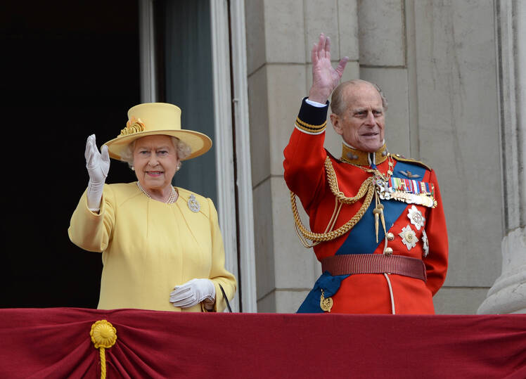 queen-elizabeth-is-dedicated-to-the-royal-family-after-70-years05