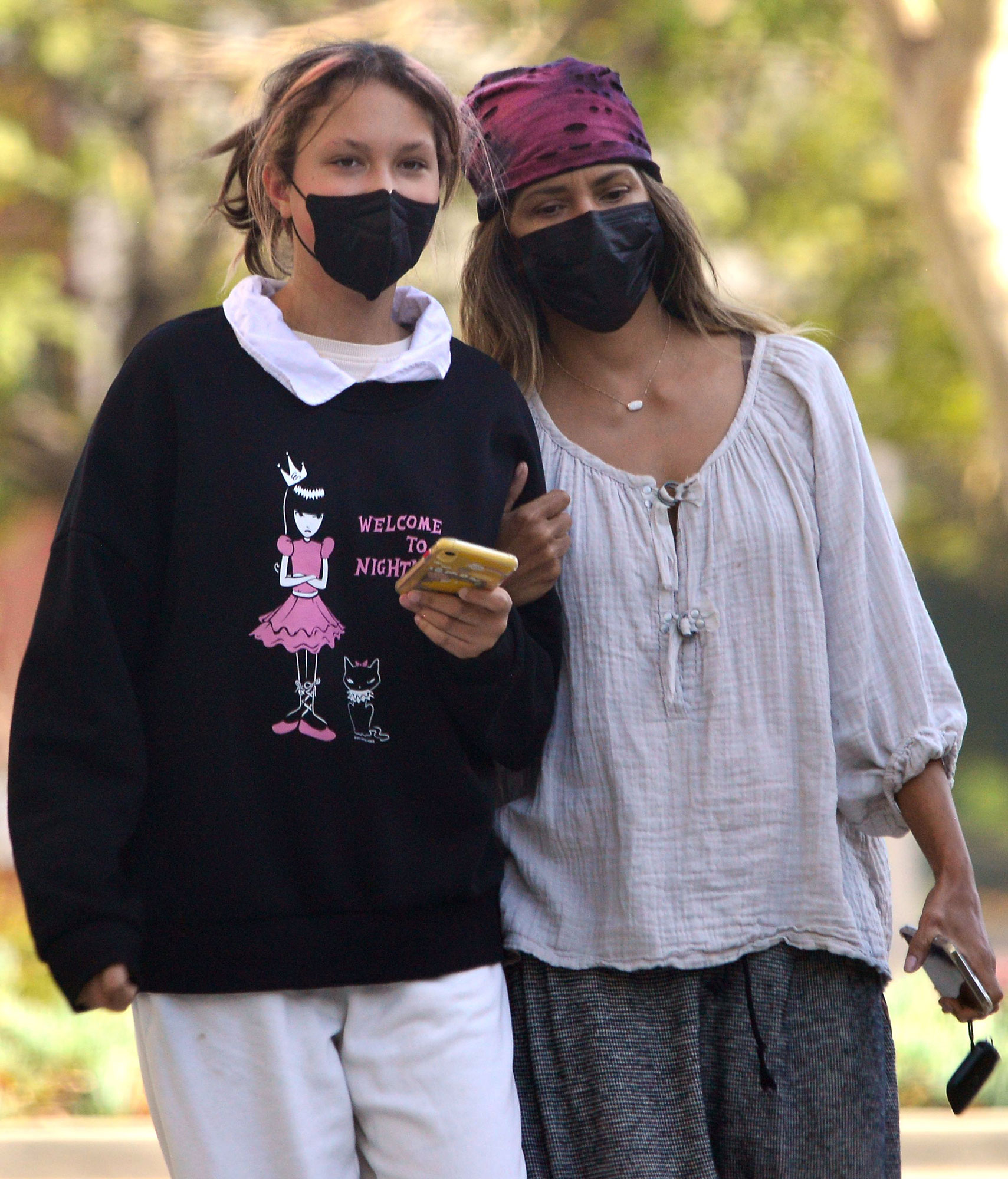 Halle Berry And Daughter Nahla Aubry S Rare Outing Photos Closer Weekly   Halle Berry And Daughter Have Rare Outing3 