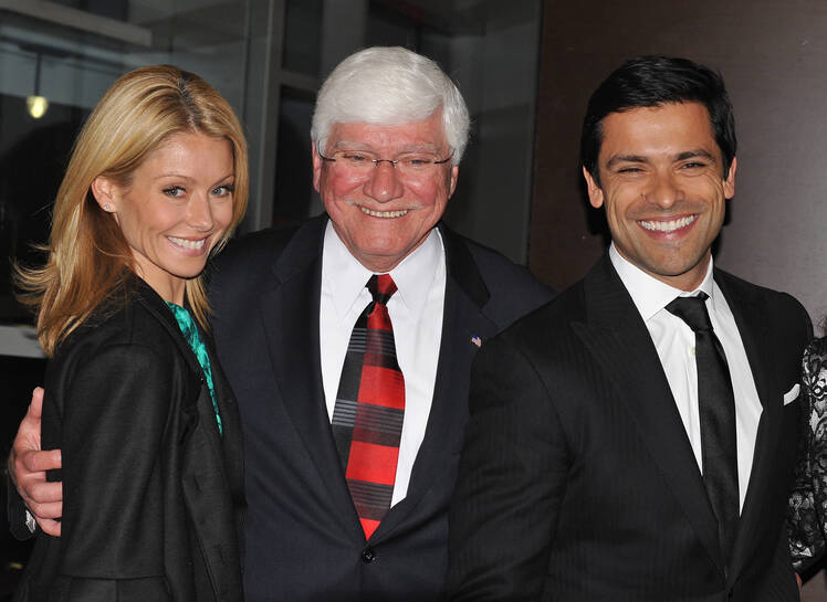 Kelly Ripa stands next to father Joseph Ripa and husband Mark Consuelos