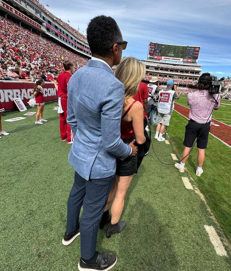 T.J. Holmes holds Amy Robach from behind