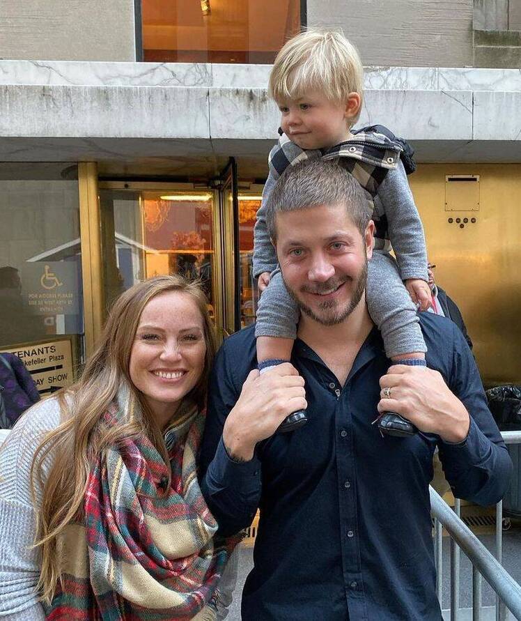 Mina Starsiak Hawk'a husband Steve Hawk holds son Jack on his shoulders