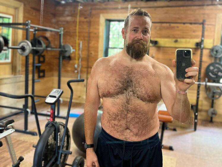 Ben Napier snaps shirtless mirror selfie