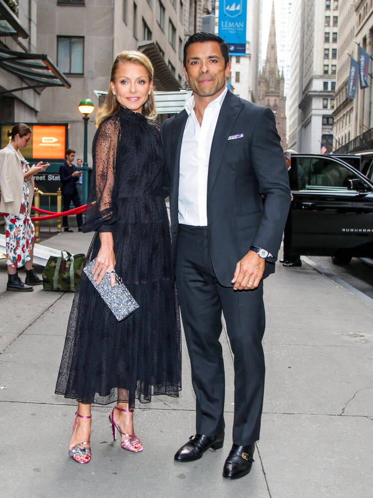 Kelly Ripa and Mark Consuelos on NYC sidewalk