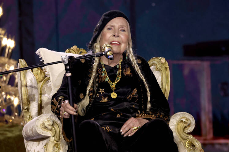 Who Introduced Joni Mitchell at the Grammys? Inside Performance