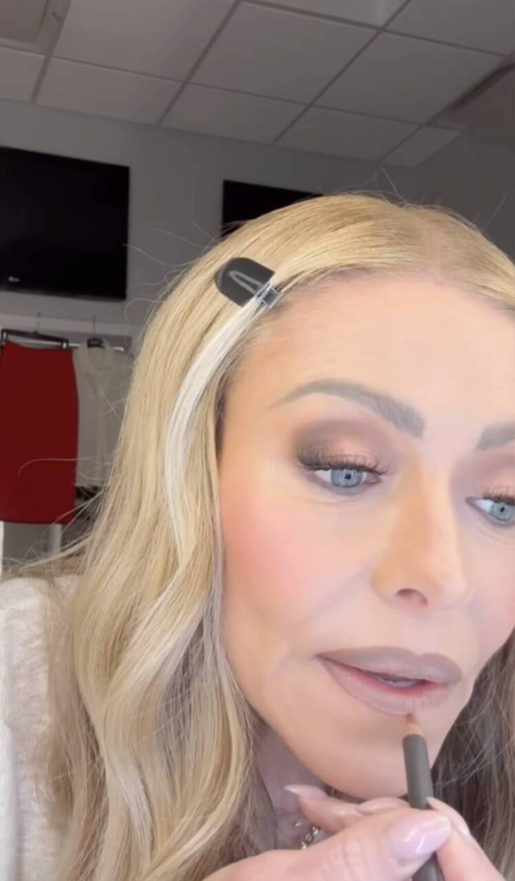 Kelly Ripa shows off makeup