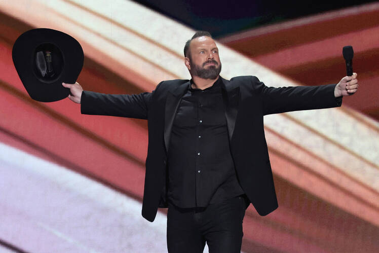 Garth Brooks Is ‘Obsessive' About 'Living a Simple Life’